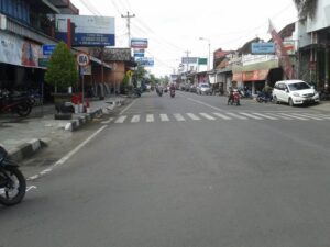 Kecepatan Mobil di Jalan Lokal