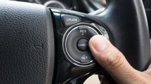 Pakai Fitur Cruise Control